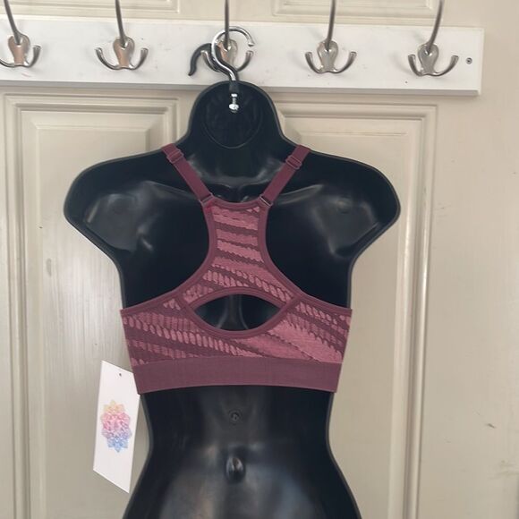 🧘🏽 - Picture 2 of 7